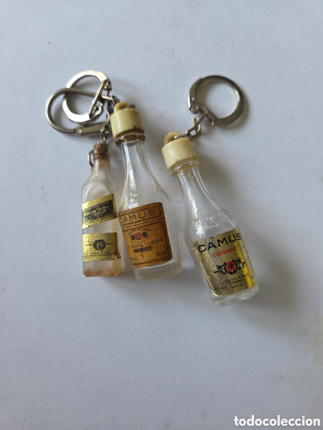 Coleccionismo de llaveros: Lote 3 llaveros vintage mini botella &ndash; Johnnie Walker y Camus Cognac