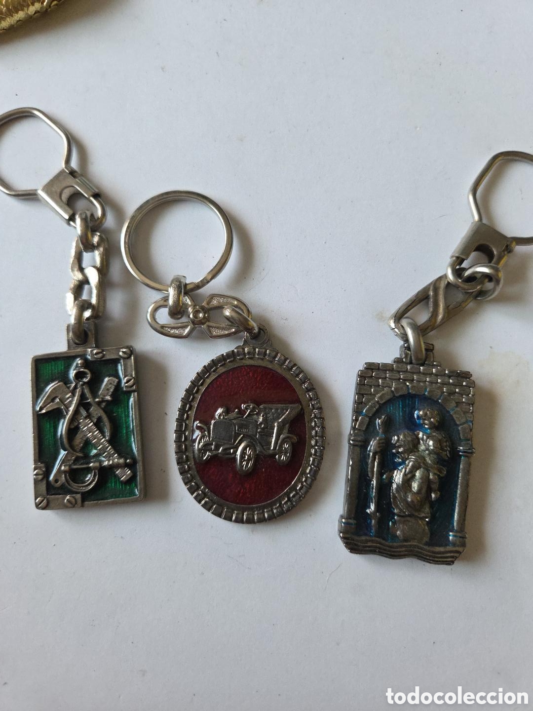 Coleccionismo de llaveros: Lote 3 llaveros met&aacute;licos vintage &ndash; coche antiguo, herramientas y motivo religioso