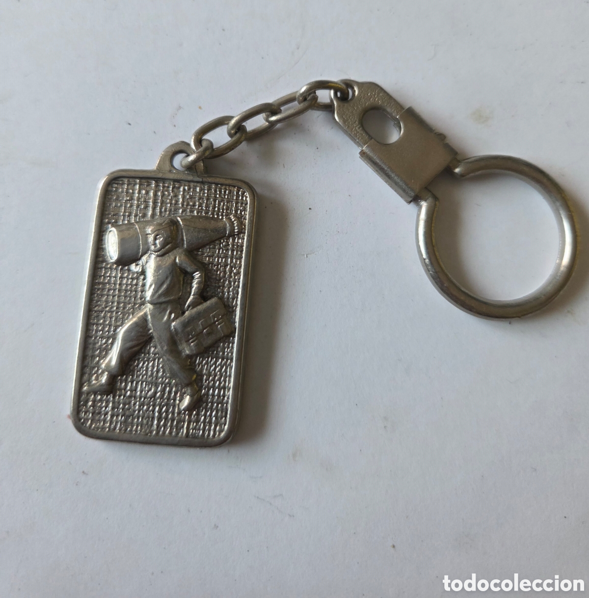 Coleccionismo de llaveros: Llavero vintage Cacaolat met&aacute;lico con figura en relieve