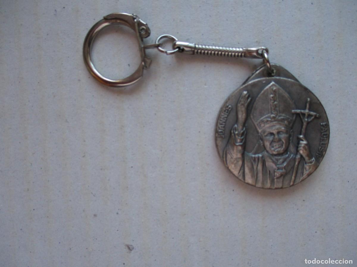 Coleccionismo de llaveros: LLAVERO METAL BUSTO Y ESCUDO JUAN PABLO II PAPA , VER FOTOS