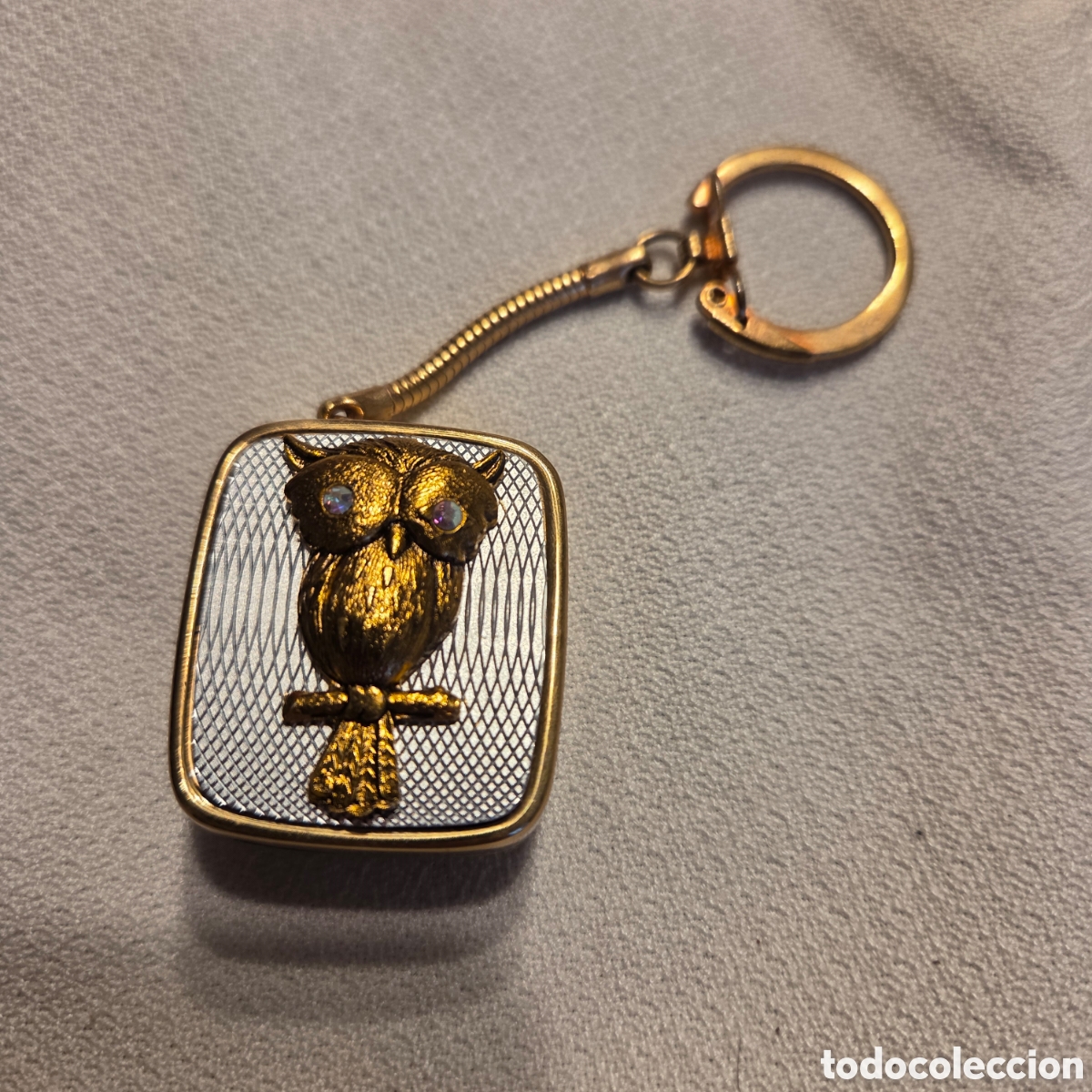 Coleccionismo de llaveros: Llavero musical vintage SANKYO - Ba&ntilde;o de oro con relieve de B&uacute;ho - A&ntilde;os 50/60 -