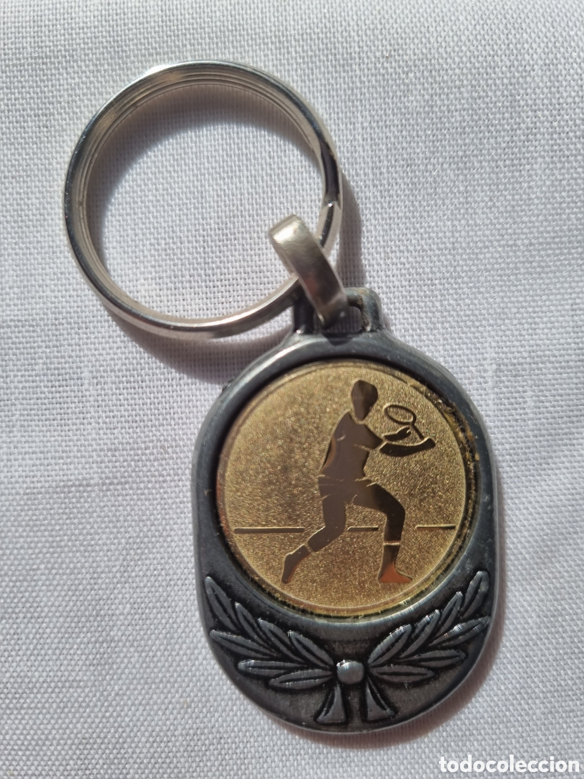 Colecionismo de porta-chaves: Llavero tenis. Metal dorado y plateado. Coleccionismo deportivos. Nuevo.