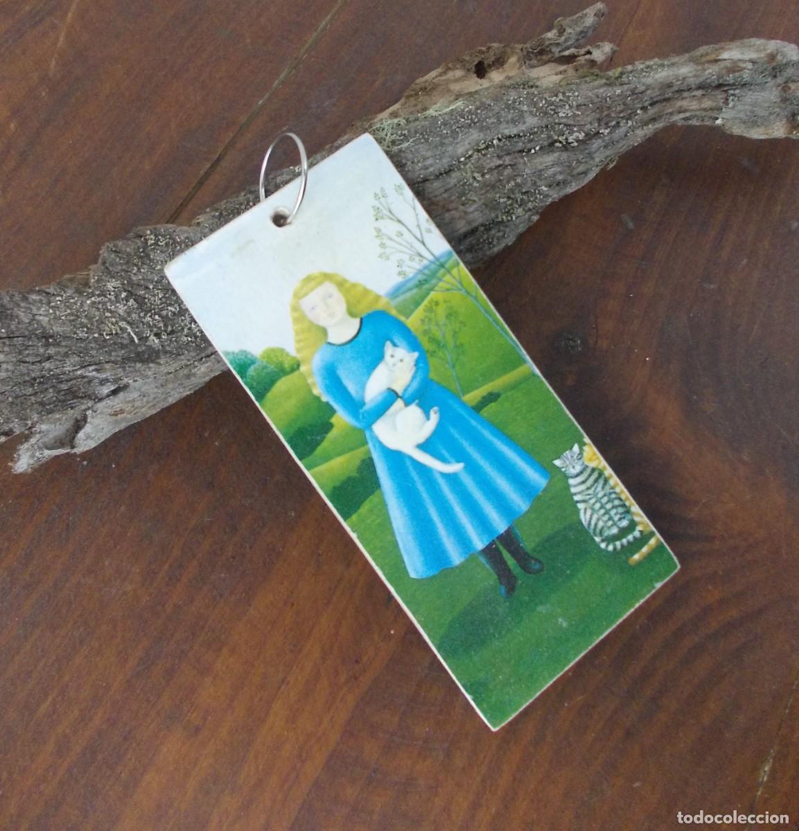Coleccionismo de llaveros: llavero Placa madera Beryl Cook naif ni&ntilde;a gato blanco arte colgar folk art decoraci&oacute;n vintage