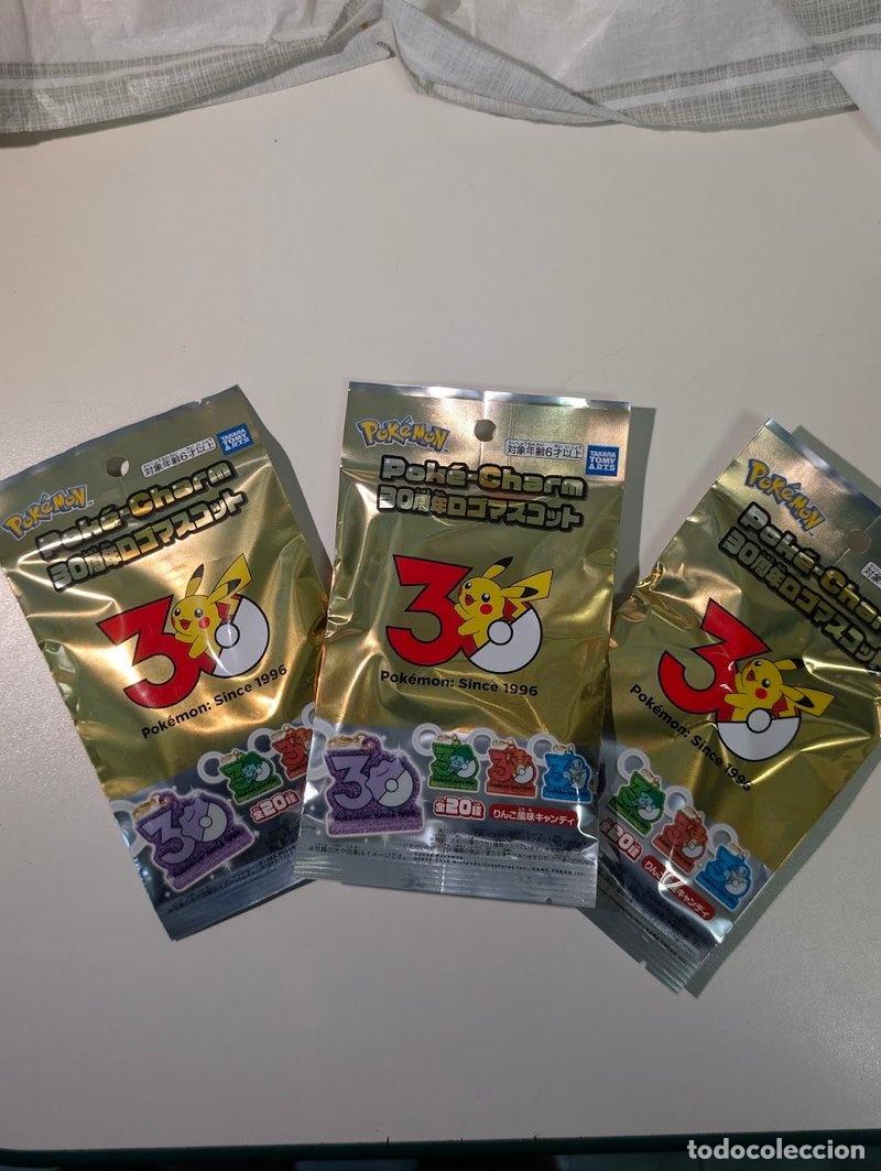 Coleccionismo de llaveros: Lote 3 sobres Pok&eacute;mon Pok&eacute;-Charm 30 aniversario