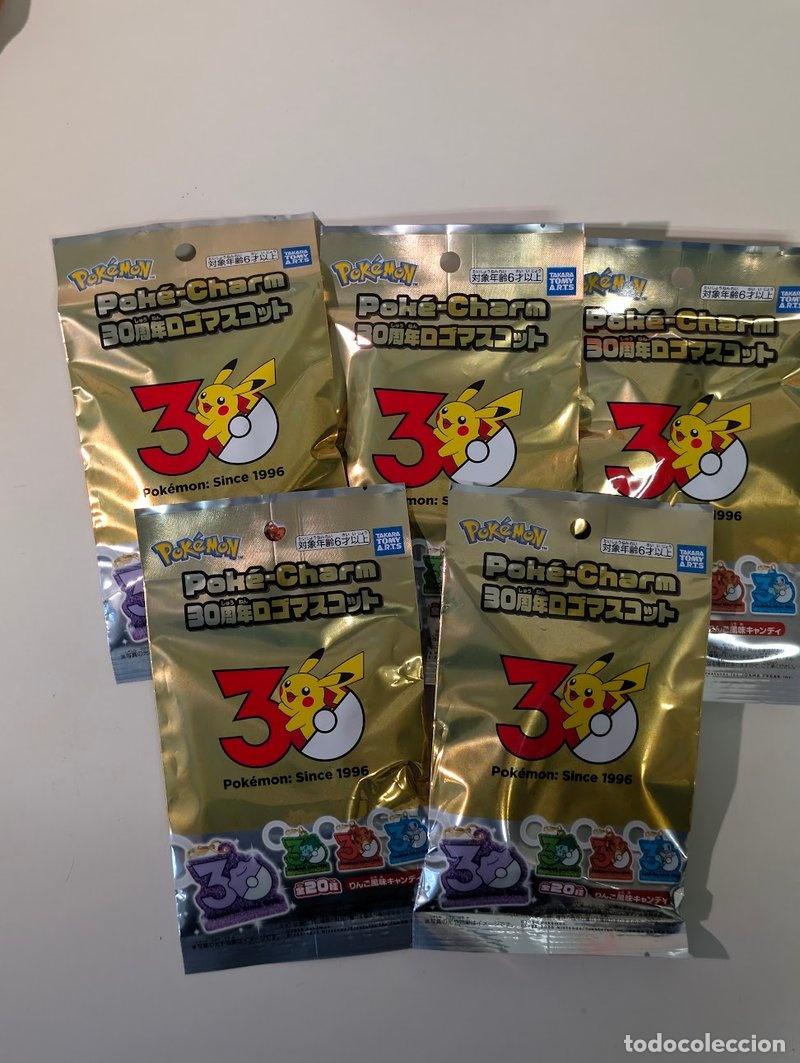 Coleccionismo de llaveros: Lote 5 sobres Pok&eacute;mon Pok&eacute;-Charm 30 aniversario