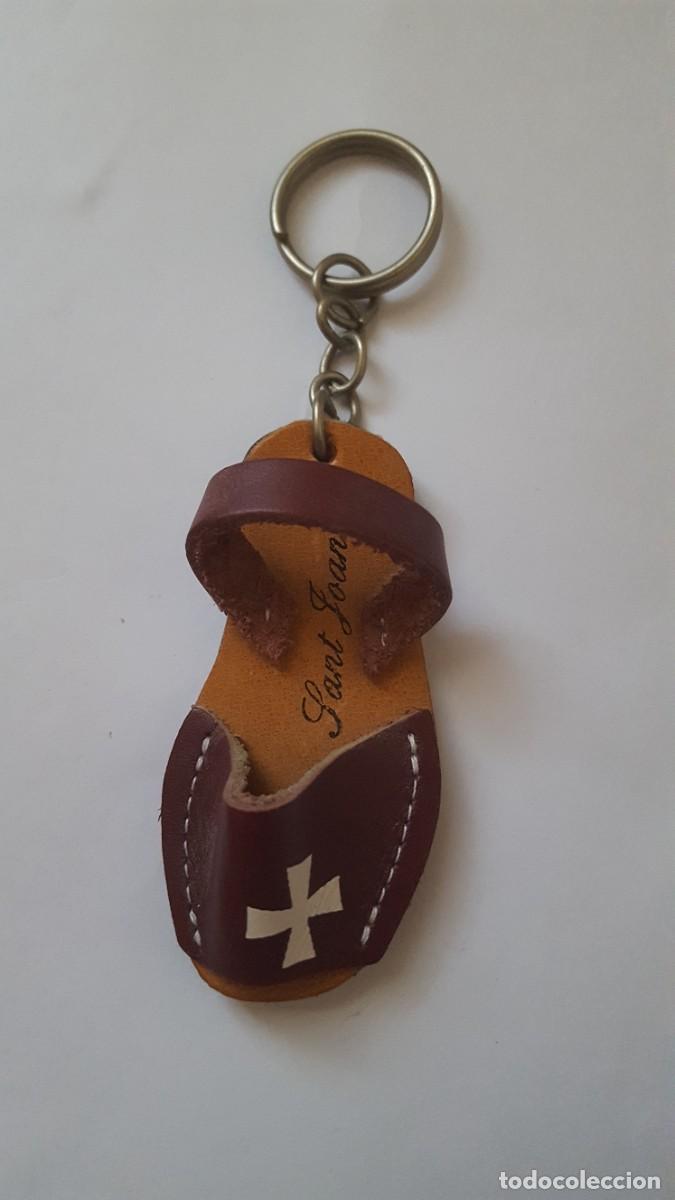 Colecionismo de porta-chaves: Llavero de cuero, Abarca/avarca/ menorquina, Recuerdo fiestas de Sant Joan, Menorca.