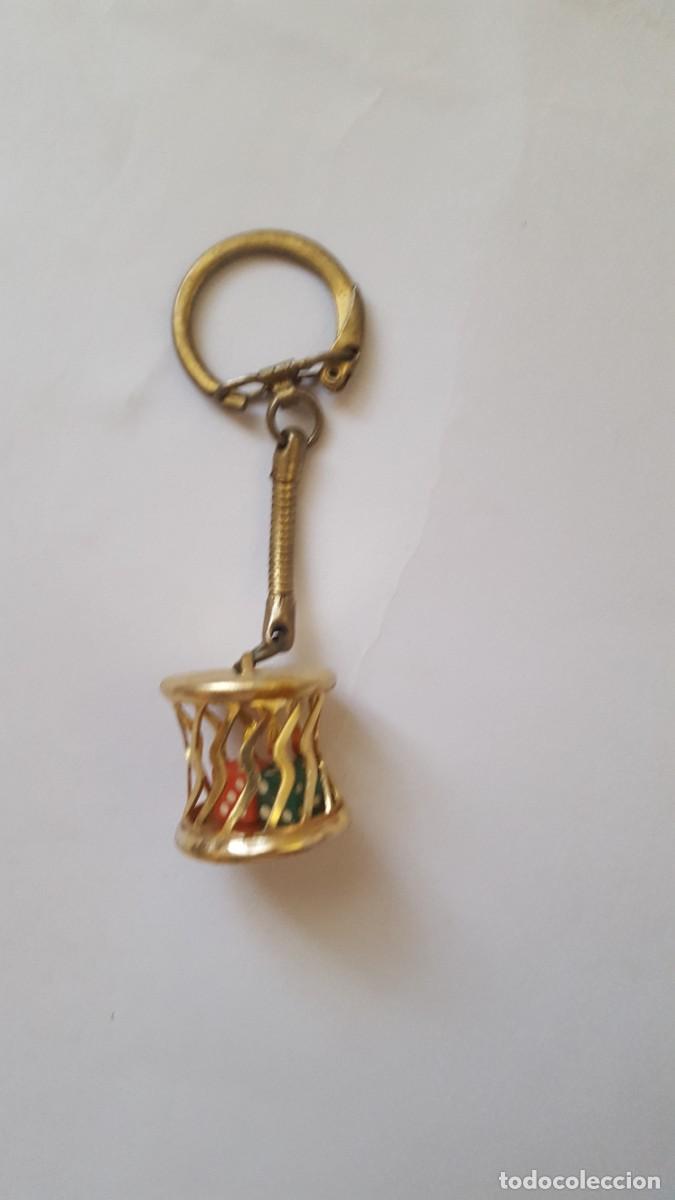 Coleccionismo de llaveros: Llavero vintage de la suerte con dados enjaulados/en jaula.