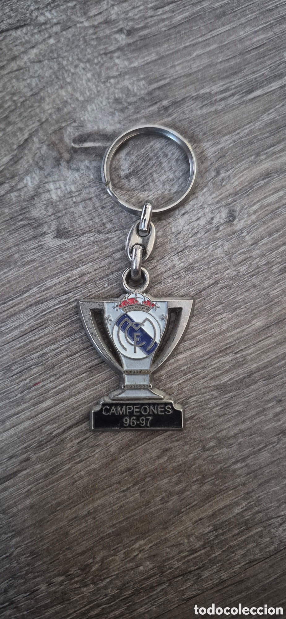 Collection of Keychains: LLAVERO REAL MADRID A&Ntilde;OS 80-90