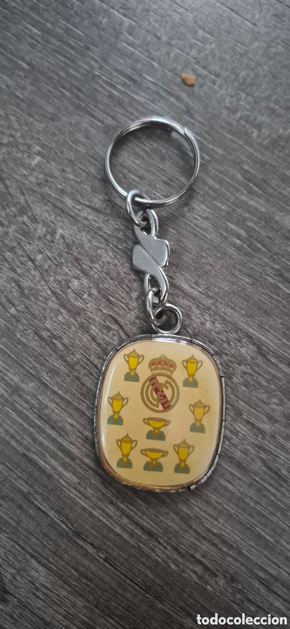 Collection of Keychains: LLAVERO REAL MADRID A&Ntilde;OS 80-90