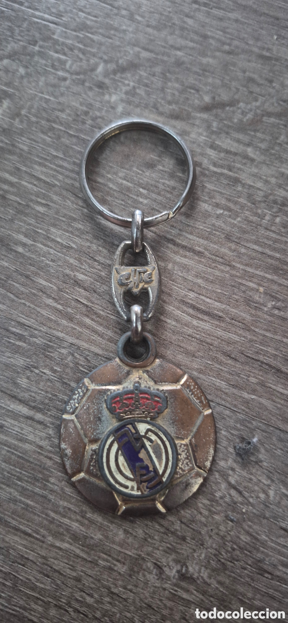 Collection of Keychains: LLAVERO REAL MADRID A&Ntilde;OS 80-90