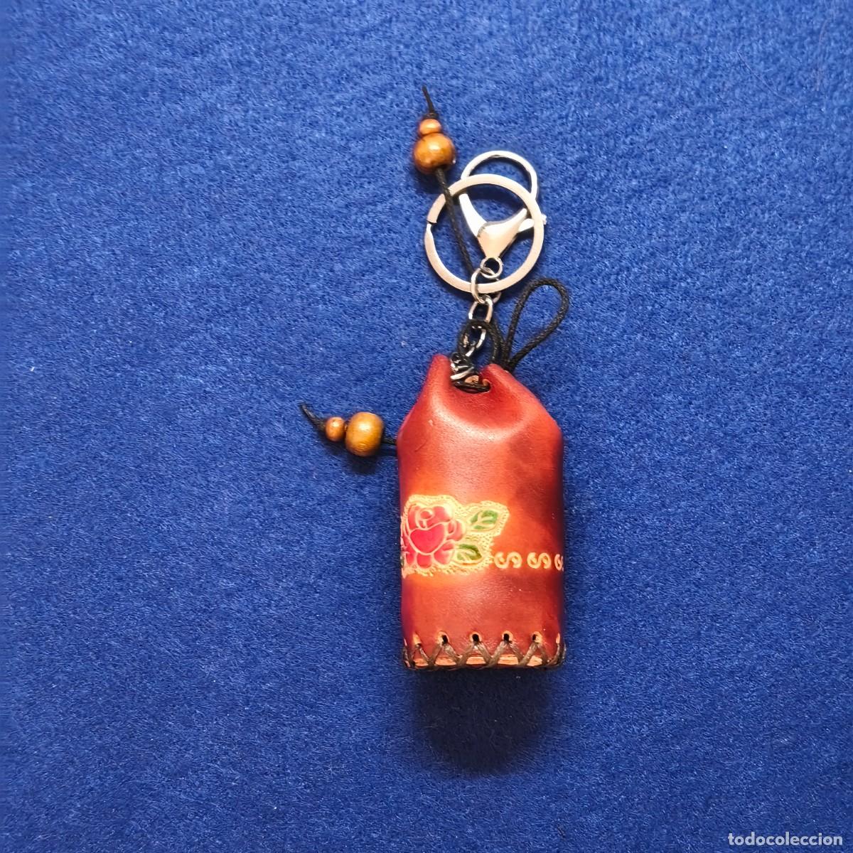 Coleccionismo de llaveros: LLAVERO BOLSA DE CUERO Y ACERO. MED 14 X 4 CMS