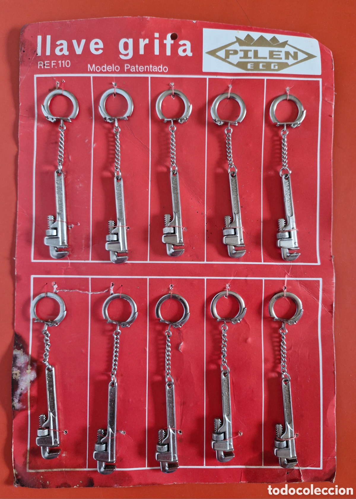 Collection of Keychains: EXPOSITOR DE 10 LLAVEROS LLAVE GRIFA MET&Aacute;LICOS.PILEN 80'S.NUEVOS.