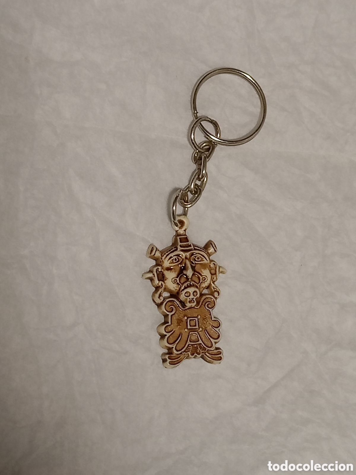 Collection of Keychains: Antiguo llavero s&iacute;mbolo azteca pl&aacute;stico