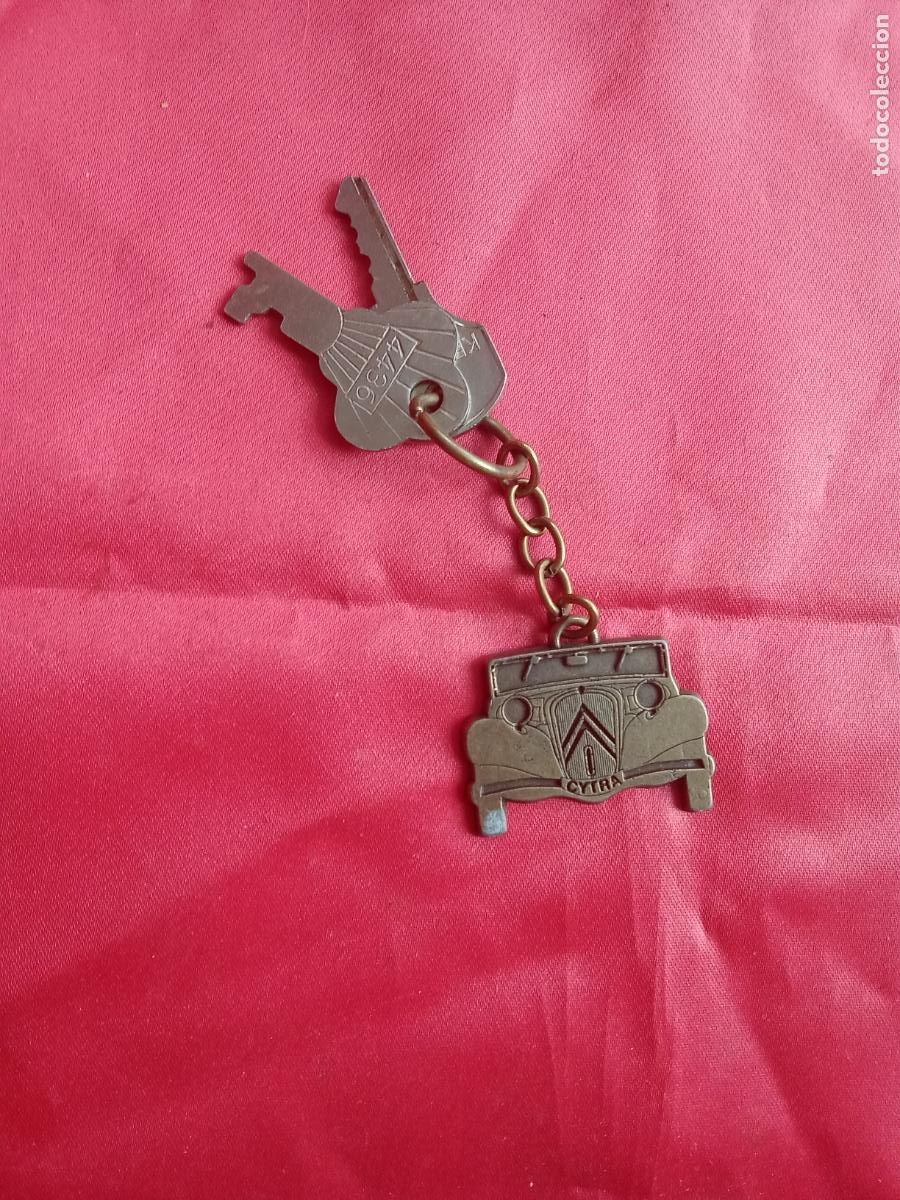Collection of Keychains: Llavero antiguo Citroen Cytra color bronce, muy raro. Caja llaveros