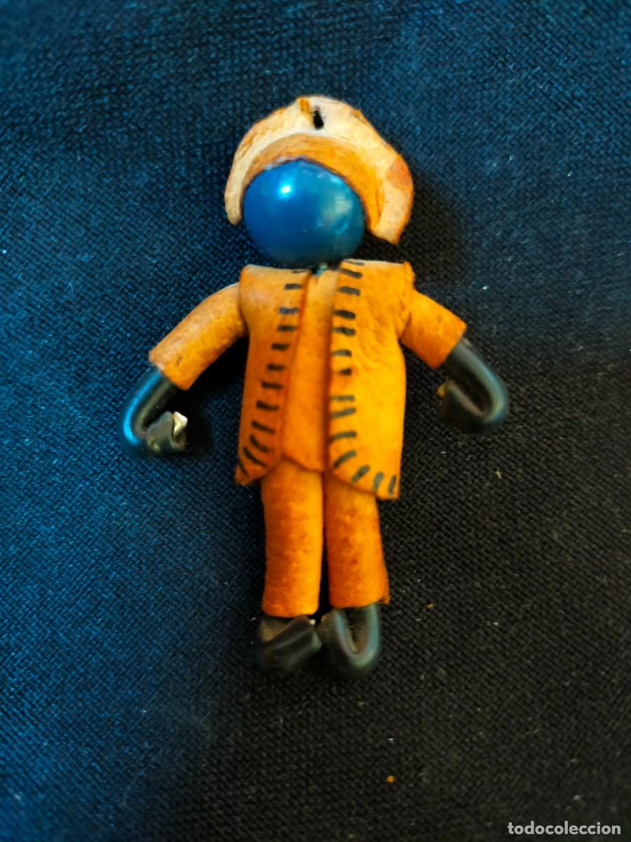 Collection of Keychains: FIGURA FOLCL&Oacute;RICA DE LLAVERO. VINTAGE BRASIL. 70&acute;s. CON CUERO MOLDEADO Y SEMILLAS PROTECTORAS OLHO