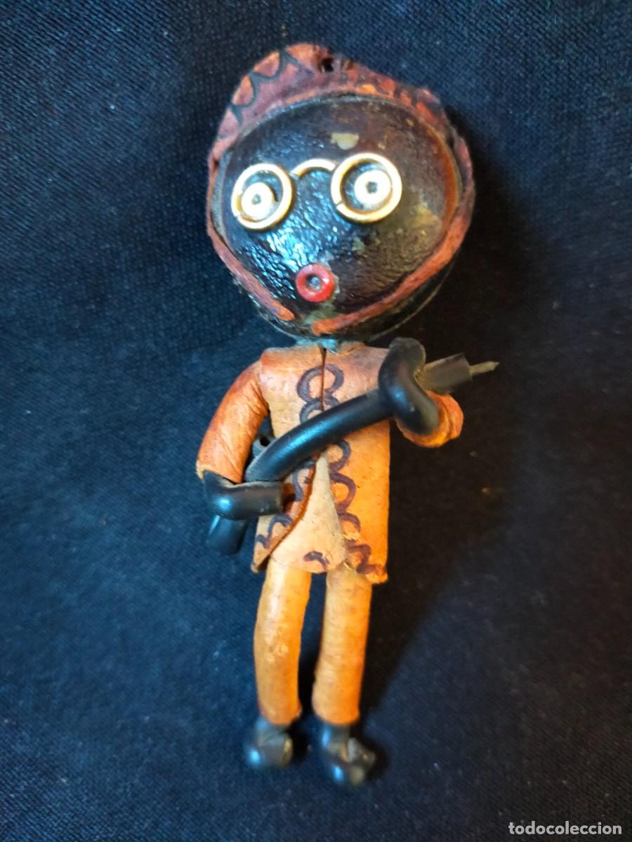 Sammlung von Schl&uuml;sselanh&auml;ngern: FIGURA FOLCL&Oacute;RICA DE LLAVERO. VINTAGE BRASIL. 70&acute;s. CON CUERO Y SEMILLAS PROTECTORAS OLHO