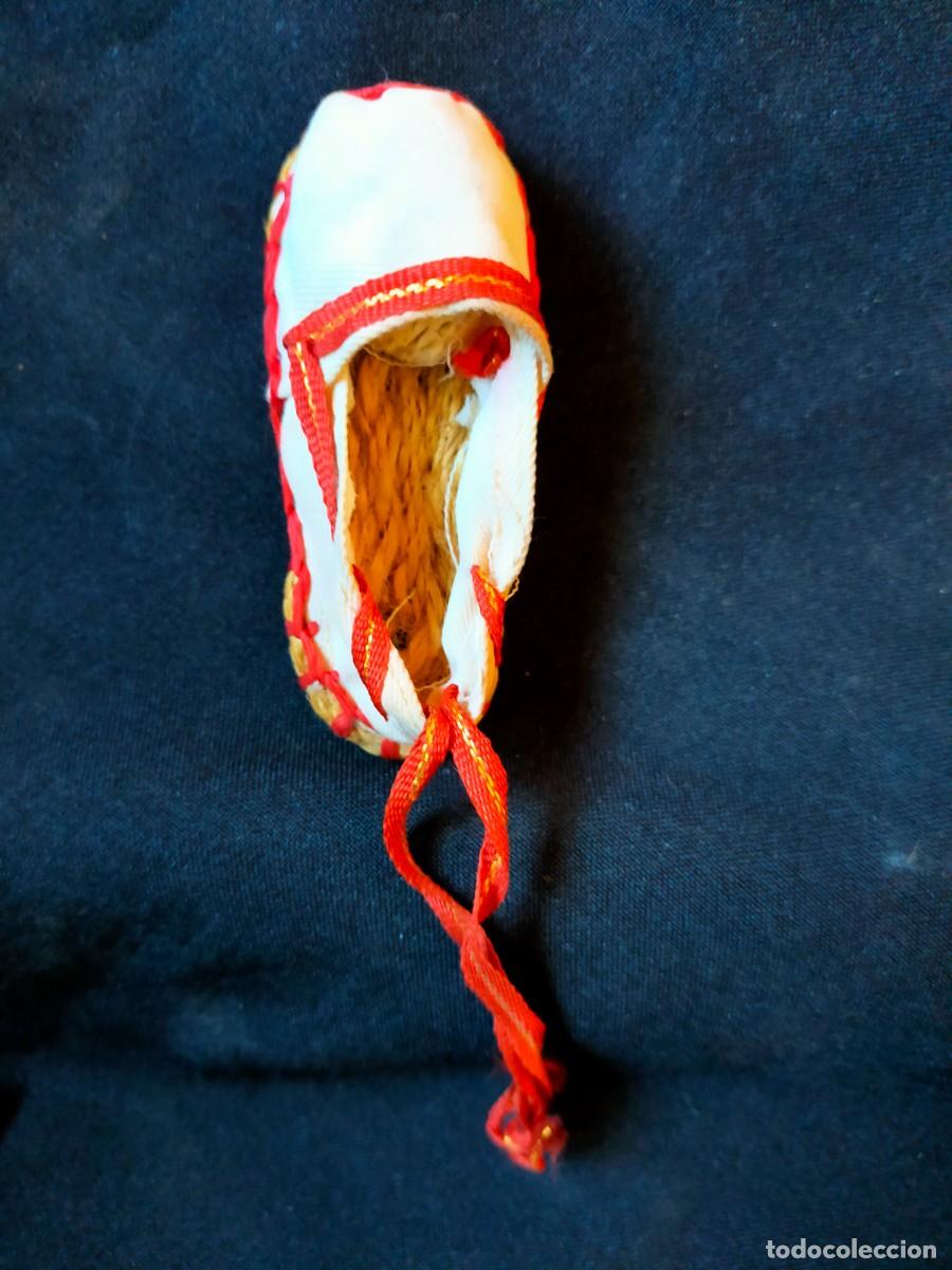 Collection of Keychains: ALPARGATA ARTESANAL DE TELA BLANCA, RIBETES ROJOS Y SUELA DE ESPARTO. PIEZA DE LLAVERO. 60&acute;S.