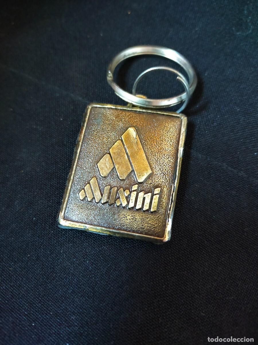Collection of Keychains: AUXINI METAL CON RELIEVE. A&Ntilde;OS 90. PIEZA DE LLAVERO.