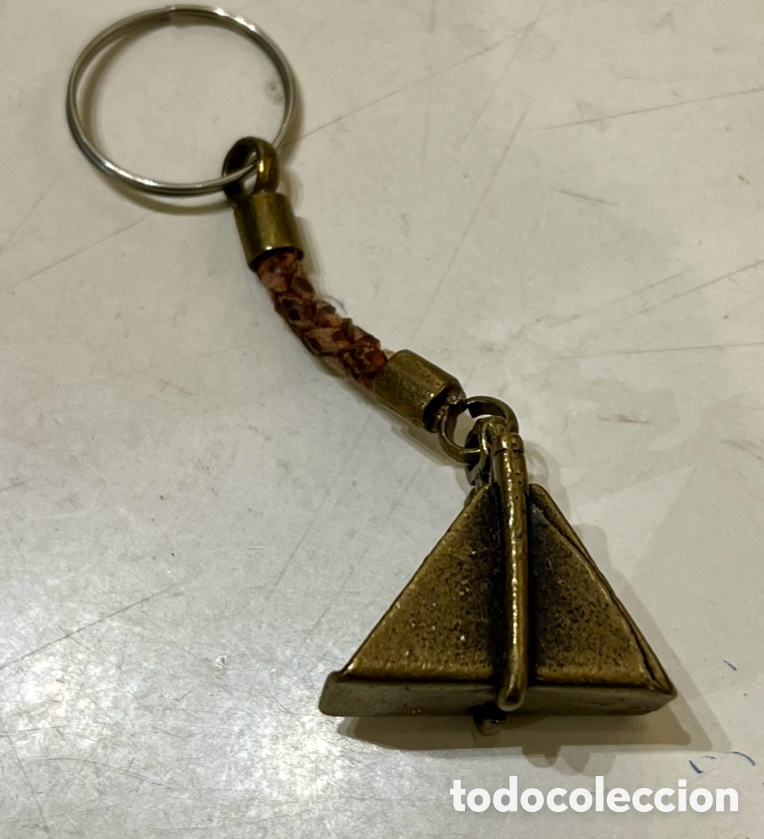 Collection of Keychains: Llavero. Estribo de montar. Metal dorado.