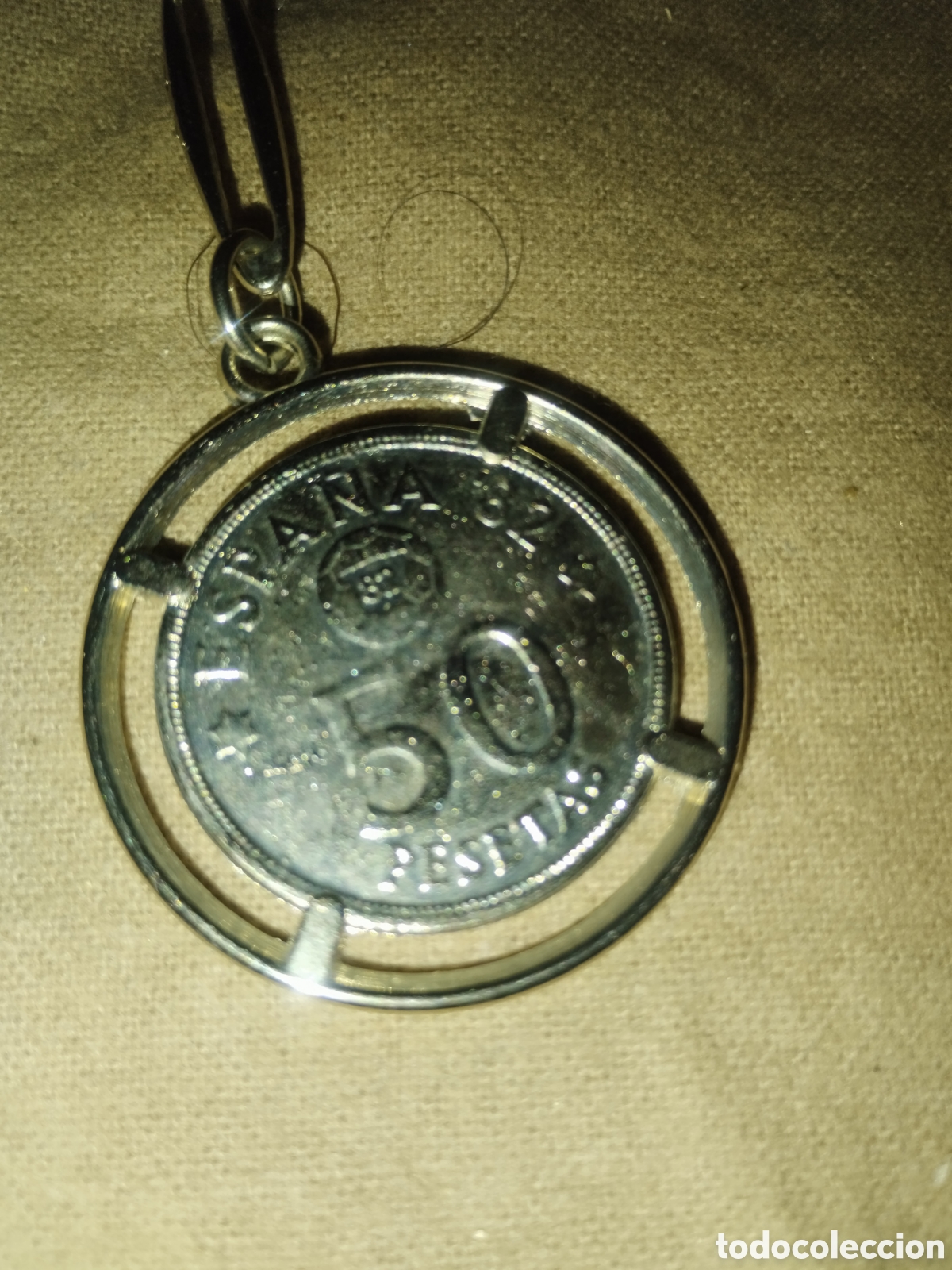 Coleccionismo de llaveros: Llavero con moneda 1982 - Foto 2