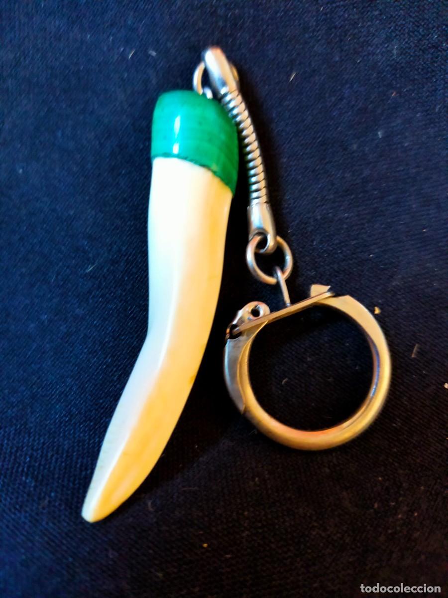 Coleccionismo de llaveros: ANTIGUO LLAVERO VINTAGE CON FORMA DE COLMILLO CUERNO BLANCO Y REMATE VERDE. A&Ntilde;OS 70 / 80.