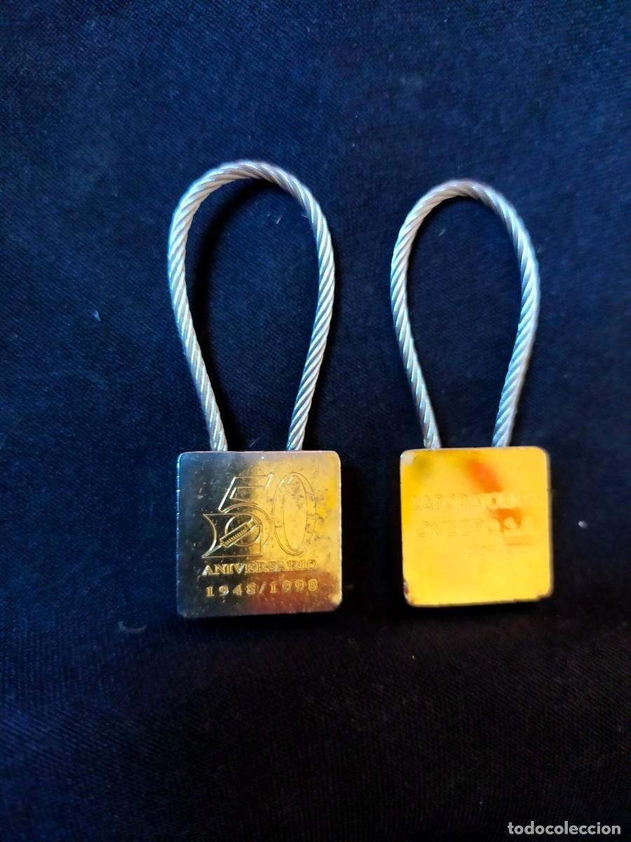 Coleccionismo de llaveros: LOTE DE 2 LLAVEROS DORADOS TIPO CANDADO DE LABORATORIOS OVEJERO. 50 ANIVERSARIO. 1948 - 1998