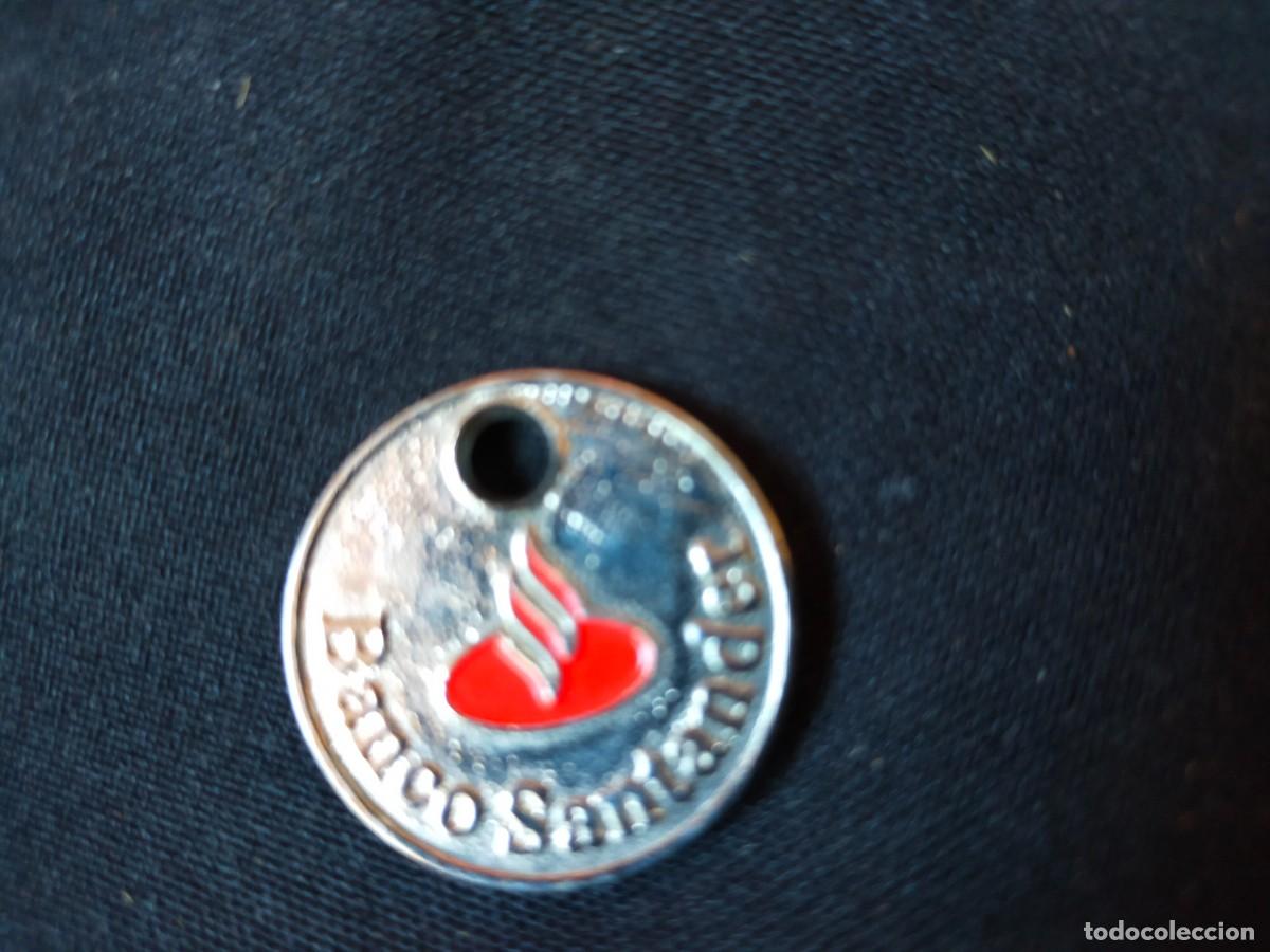Coleccionismo de llaveros: PIEZA DE LLAVERO. FICHA MET&Aacute;LICA PARA CARRO DE COMPRA. BANCO SANTANDER. LOGO ESMALTADO ROJO.