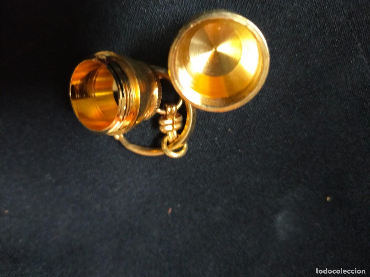 Coleccionismo de llaveros: ANTIGUO LLAVERO PASTILLERO CON FORMA DE BARRIL. LAT&Oacute;N DORADO. C&Aacute;PSULA HERM&Eacute;TICA DE COLECCI&Oacute;N A&Ntilde;OS 70