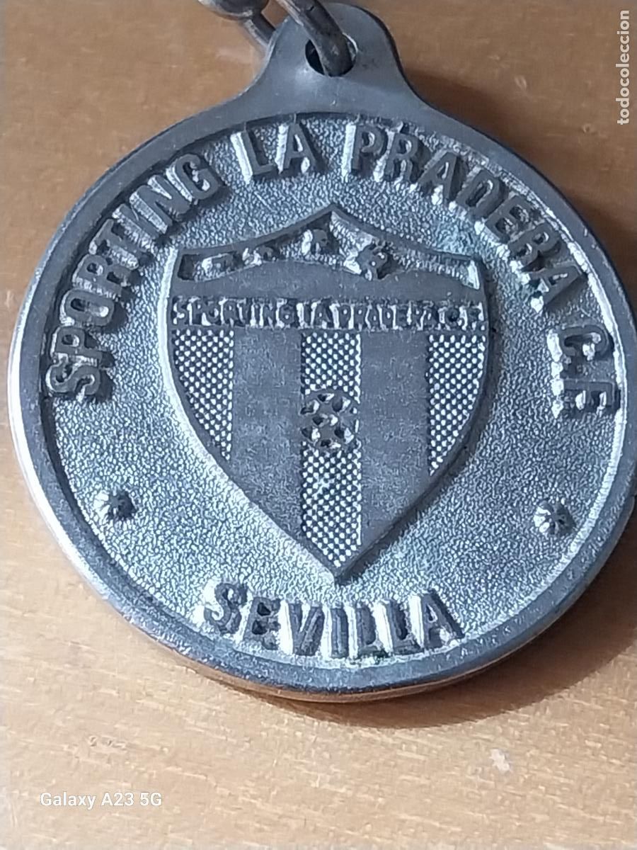 Coleccionismo de llaveros: SPORTING LA PRADERA C. FUTBOL SEVILLA LLAVERO A&Ntilde;OS 70 80 METAL CROMADO 3.67CMS