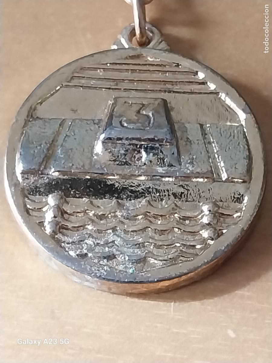 Coleccionismo de llaveros: NATACION TRAMPOLIN O SIMILAR ESCALON NUMERO 3 LLAVERO A&Ntilde;OS 70 80 METAL DORADO 3.78CMS