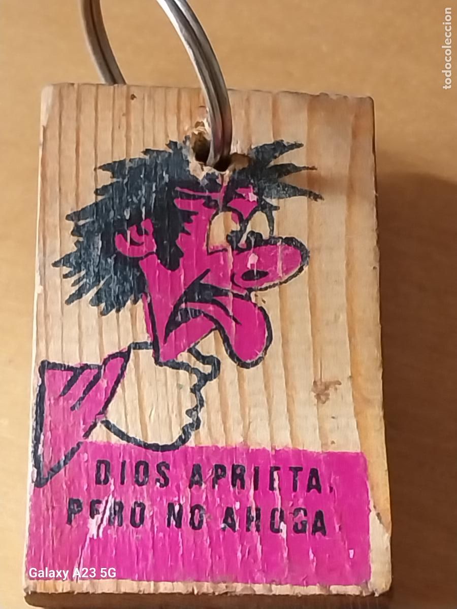 Coleccionismo de llaveros: DIOS APRIETA PERO NO AHORA LLAVERO A&Ntilde;OS 80 MADERA PINTADO 6X3.88CMS PUBLI YAGHO FOTOS