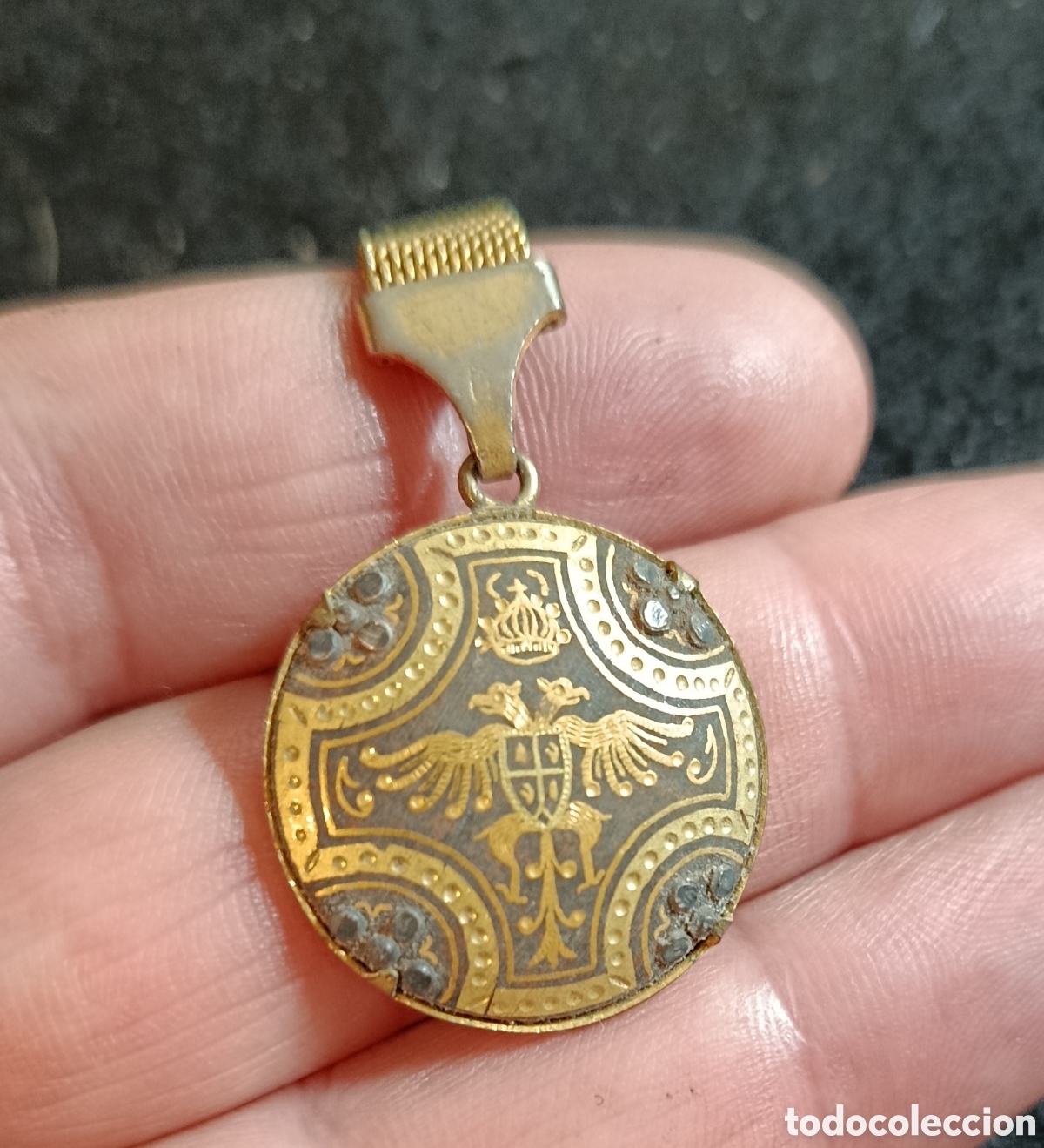 Coleccionismo de llaveros: Antiguo llavero vintage con medalla damasquinado de toledo