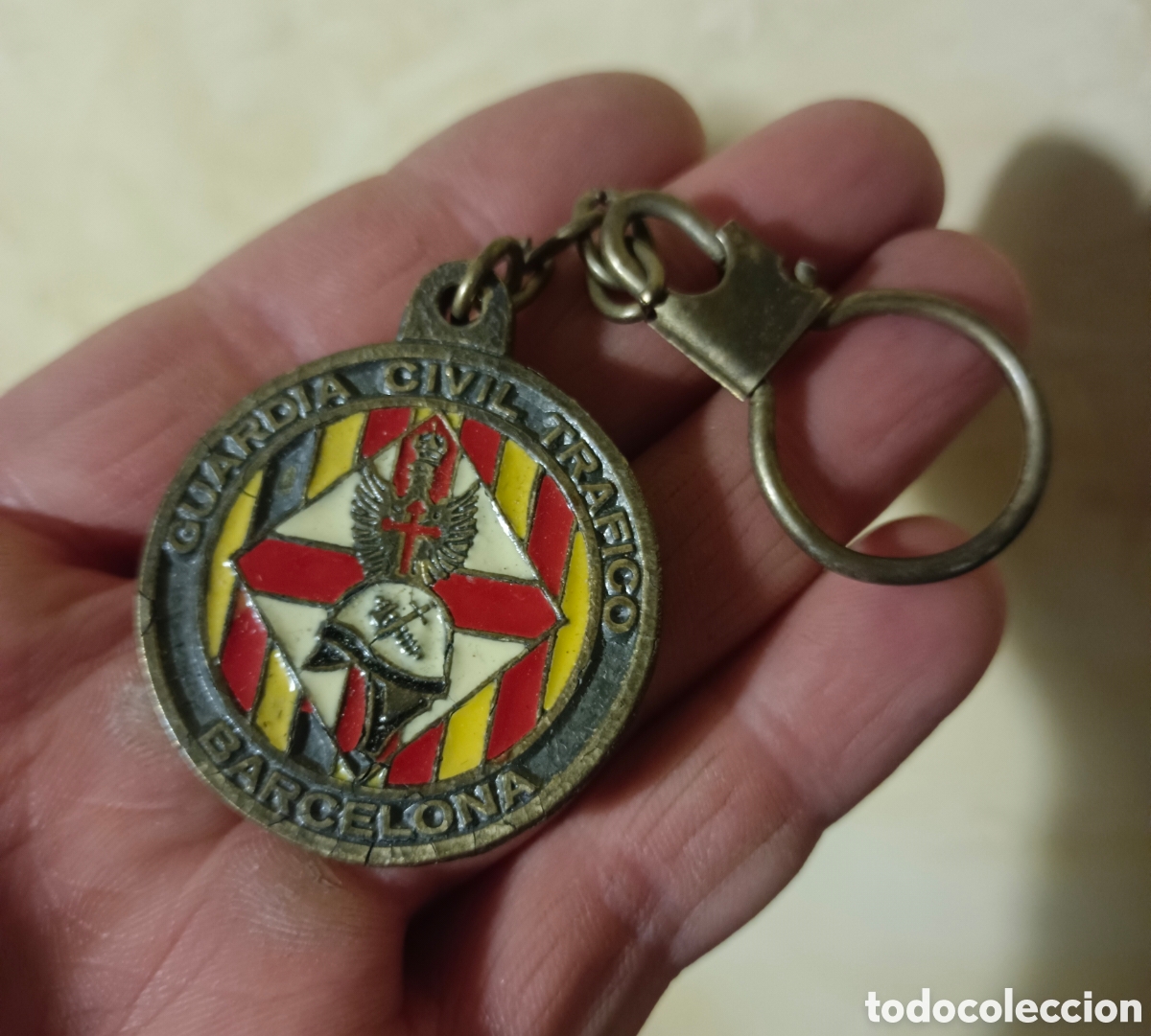 Coleccionismo de llaveros: Antiguo y raro llavero guardia civil trafico Barcelona reverso motorista