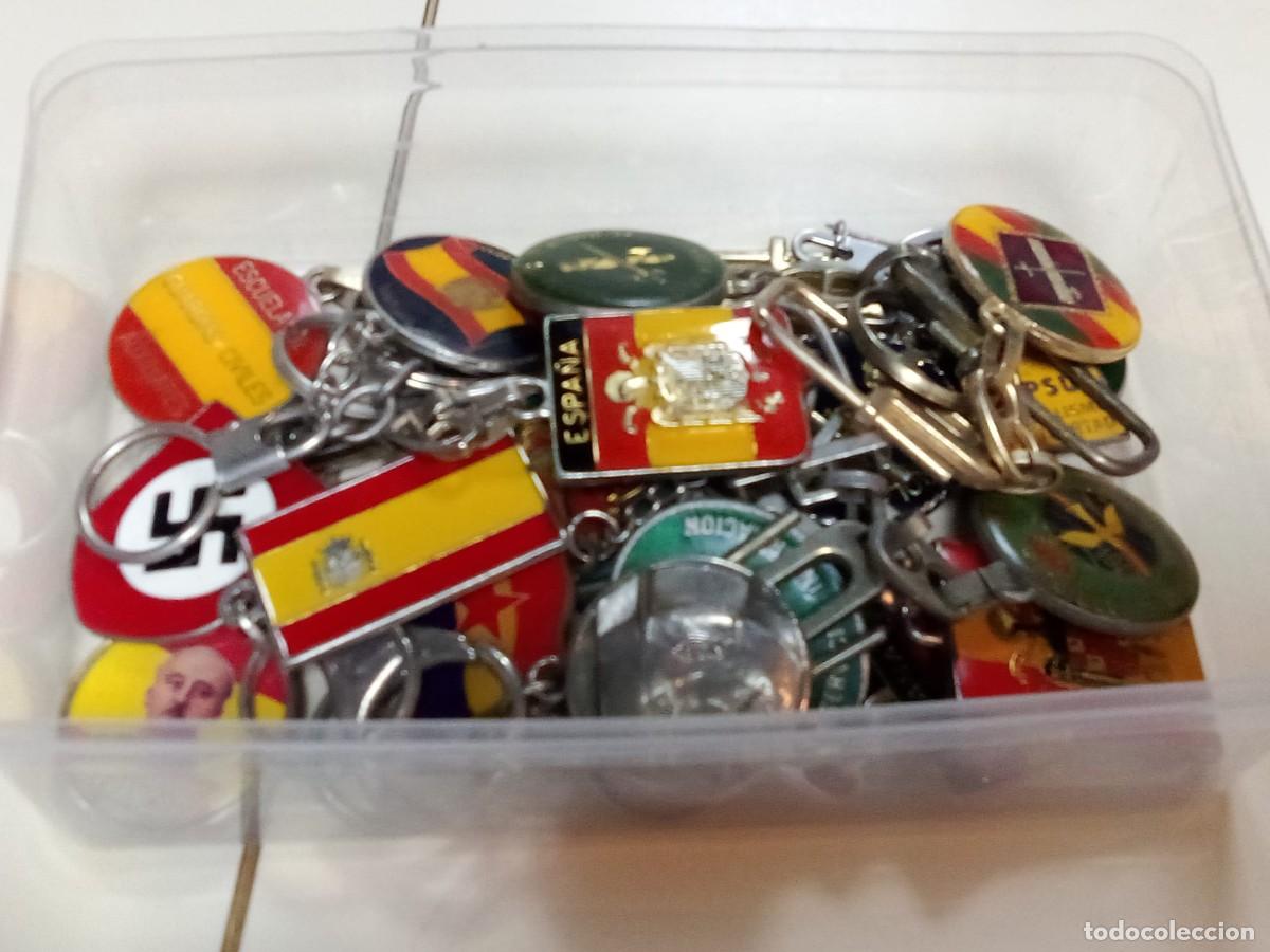 Sammlung von Schl&uuml;sselanh&auml;ngern: lote de 20 llaveros variados &rdquo; epoca franquista , antonio tejero , comunista , guardia civil etc