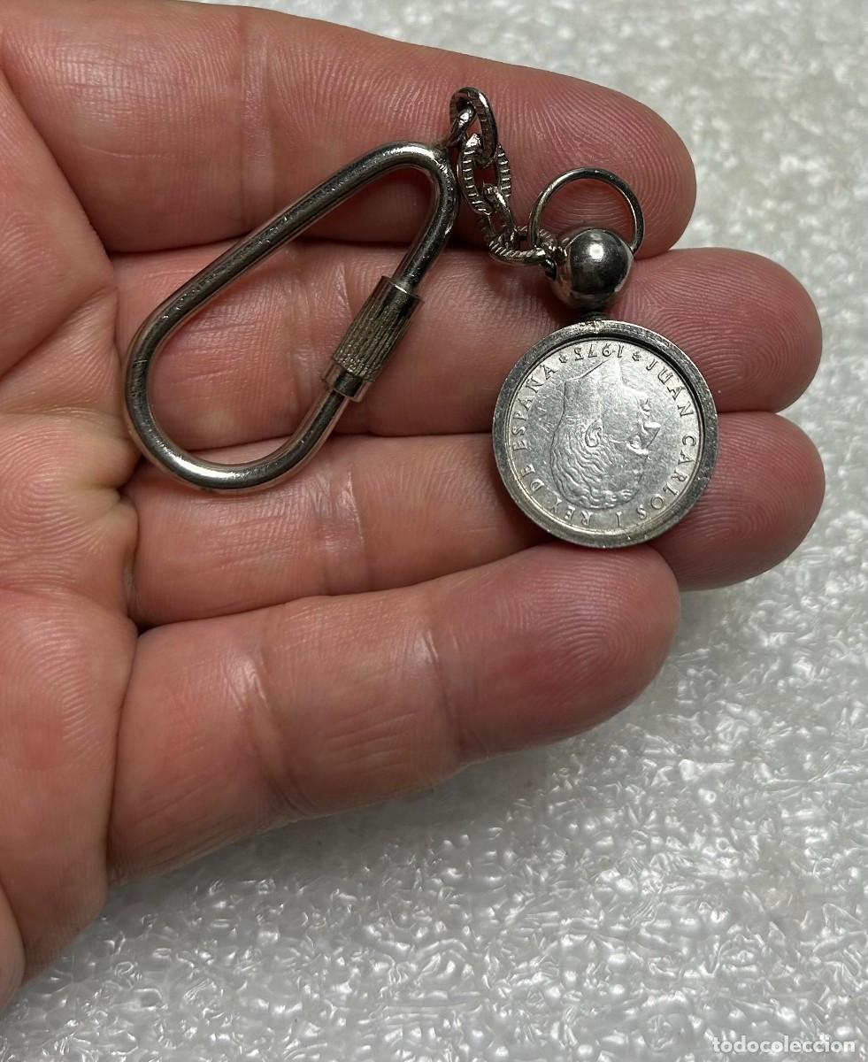 Coleccionismo de llaveros: 4306.Llavero con una moneda engarzada de 50 c&eacute;ntimos de aluminio del Rey Juan Carlos I