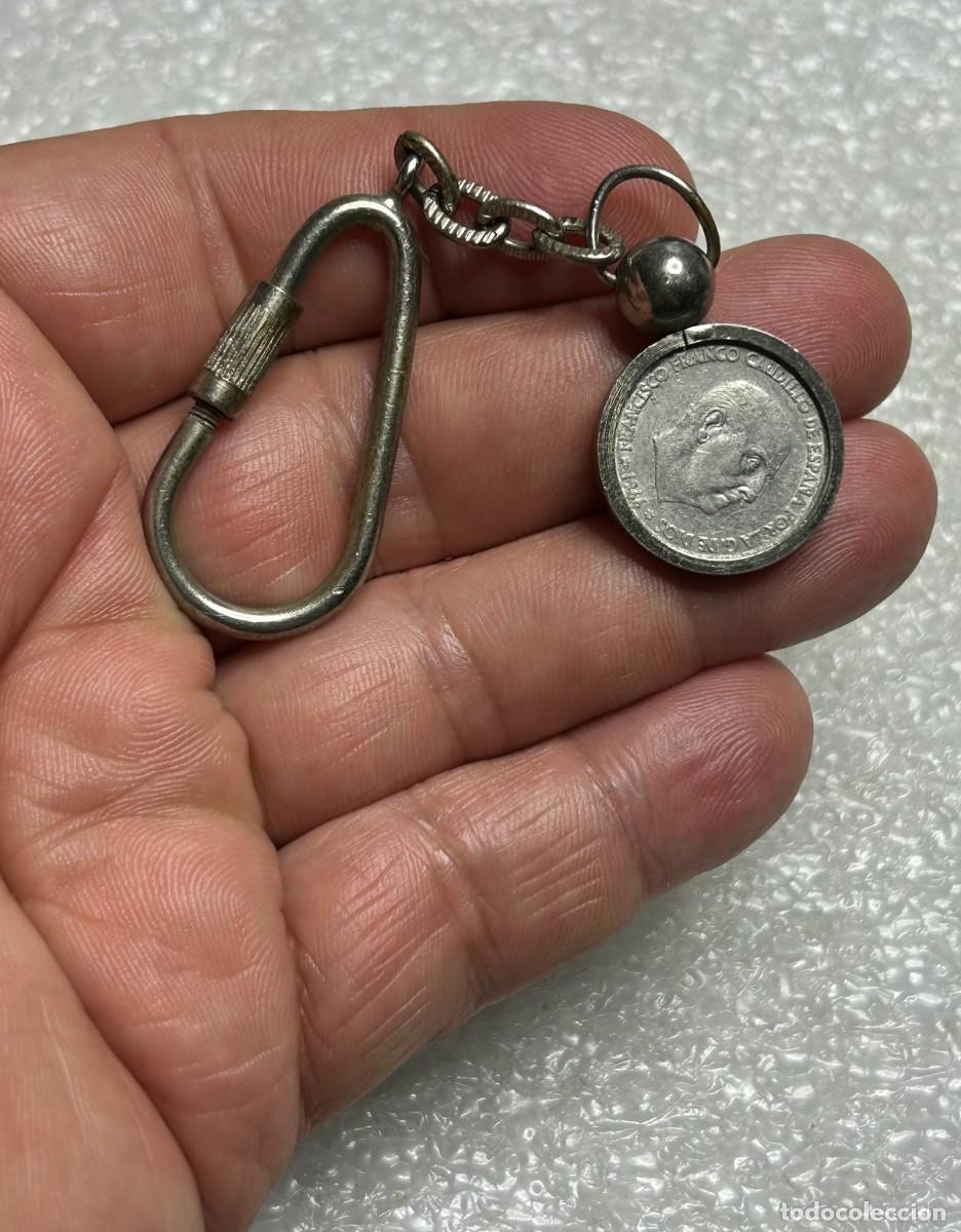 Coleccionismo de llaveros: 4307.Llavero con una moneda engarzada de 50 c&eacute;ntimos de aluminio de Francisco Franco a&ntilde;o 1966