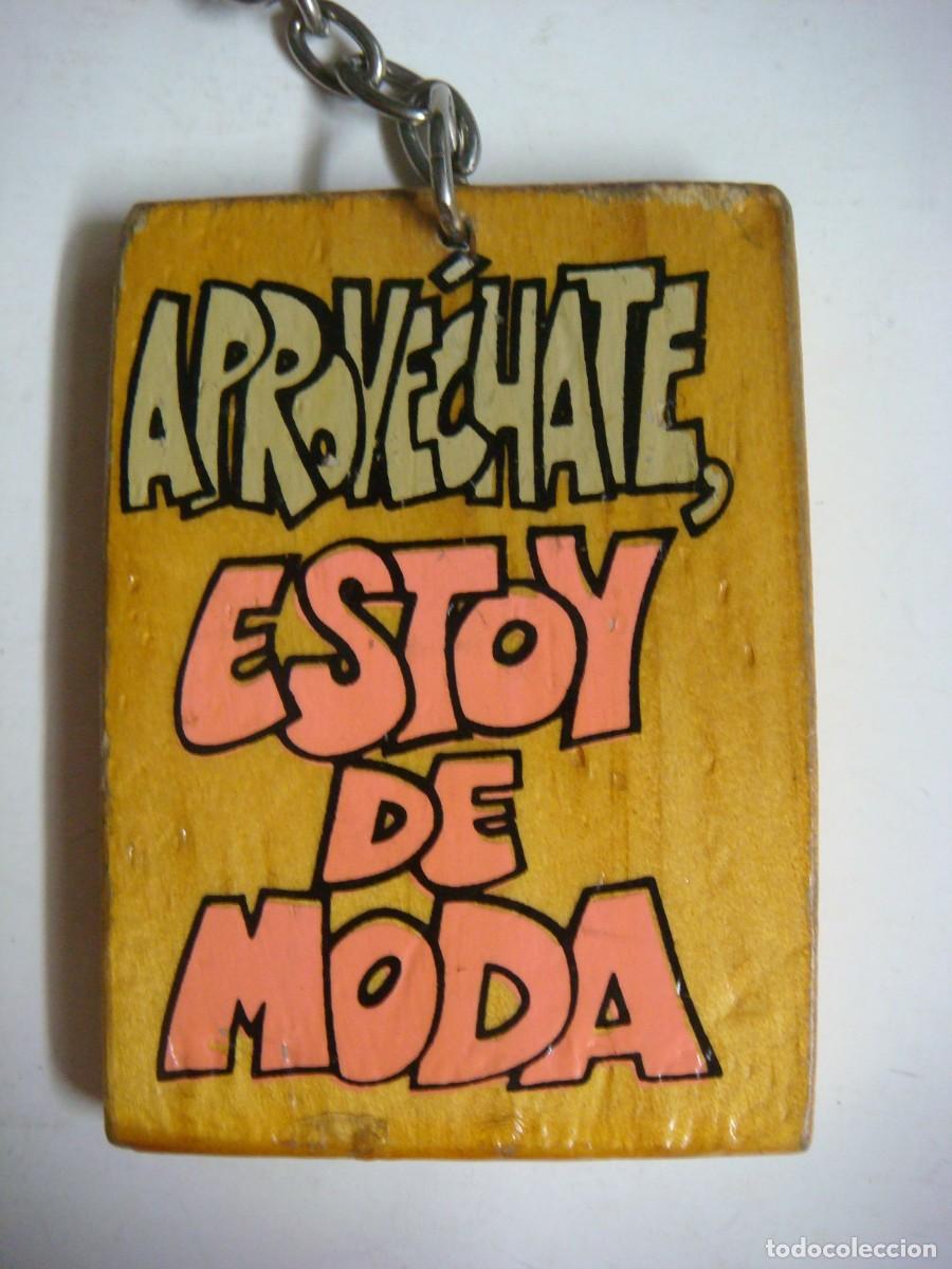 Coleccionismo de llaveros: LLAVERO TABLITA DE MADERA CON EL TEXTO APROVECHATE ESTOY DE MODA-(&)
