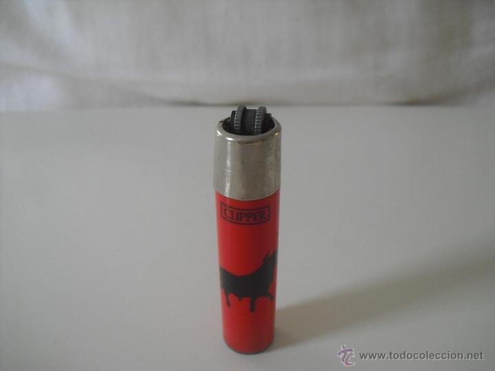 Mecheros: Encendedor Clipper sin regulador. Mechero rojo. Toro.