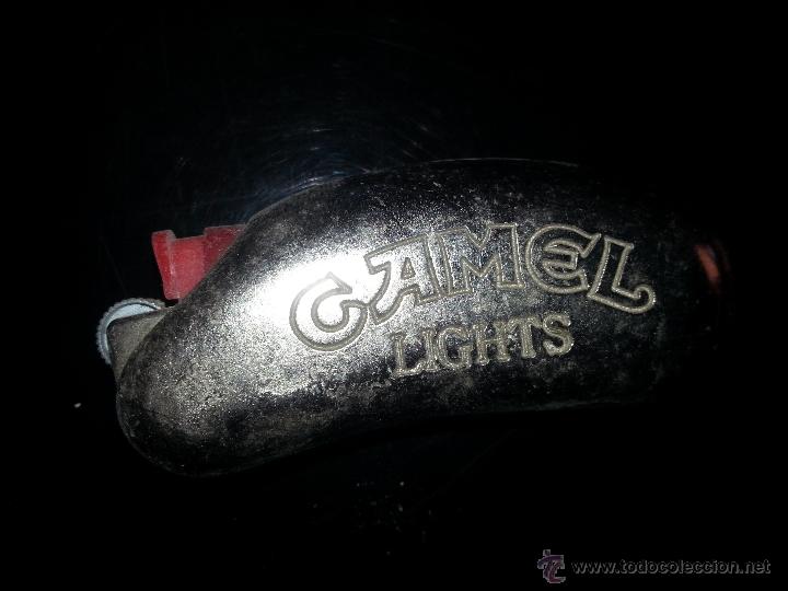 Mecheros: ANTIGUO MECHERO ENCENDEDOR DE PUBLICIDAD TABACOS CAMEL FUNDA DE METAL