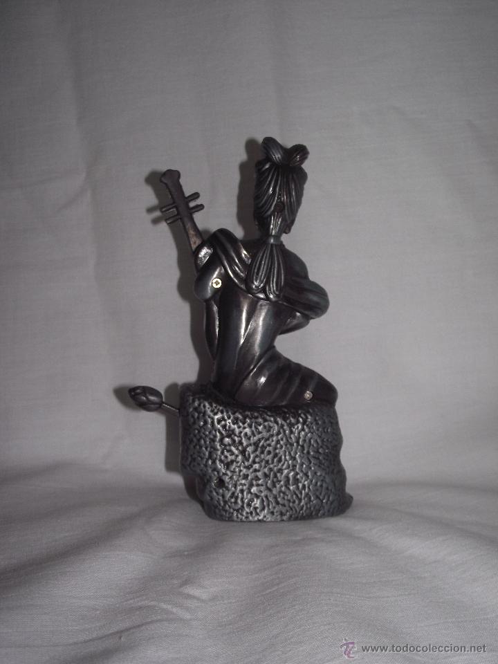 Mecheros: MECHERO CON FORMA DE MUJER TOCANDO EL LAUD - Foto 2