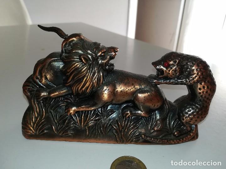 Mecheros: Mechero en forma de leon y serpiente. - Foto 1