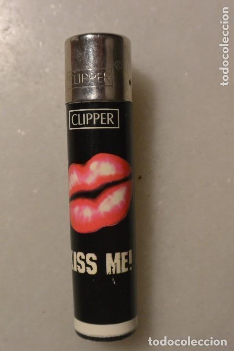 Mecheros: Mechero clipper negro kiss me!. RASCADOR REDONDO