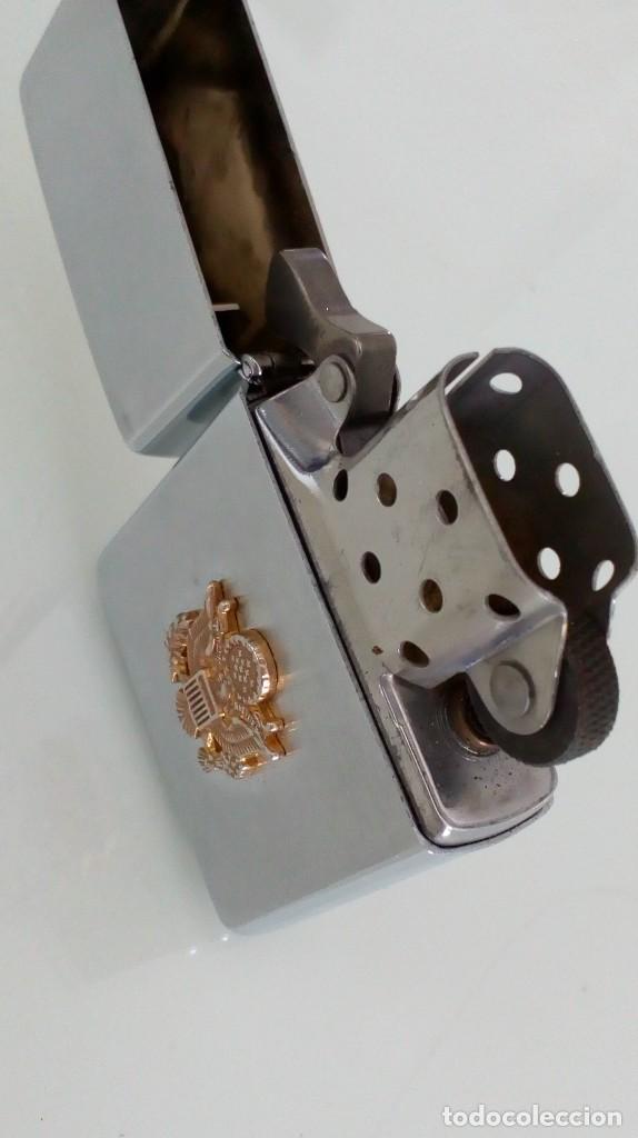 Mecheros: Encendedor Zippo con escudo dorado