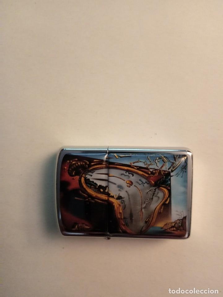 Mecheros: ENCENDEDOR TIPO ZIPPO SALVADOR DALI - Reloj blando en el momento de su primera explosi&oacute;n