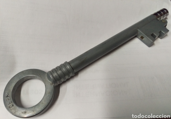 Lighters: Rar&iacute;simo mechero de gasolina en forma de llave antigua y con la inscripcion: C.E.P.A.