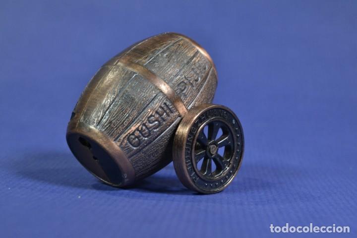 Mecheros: mechero con forma de barril con ruedas - Foto 2