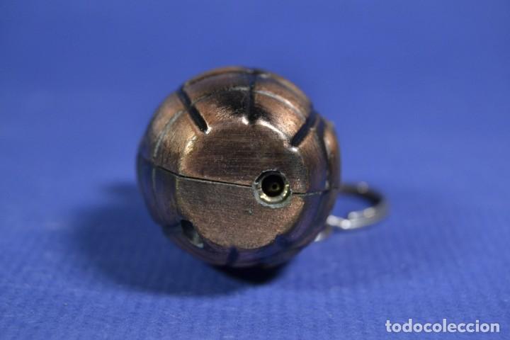 Mecheros: Mechero llavero con forma de granada 3 - Foto 4
