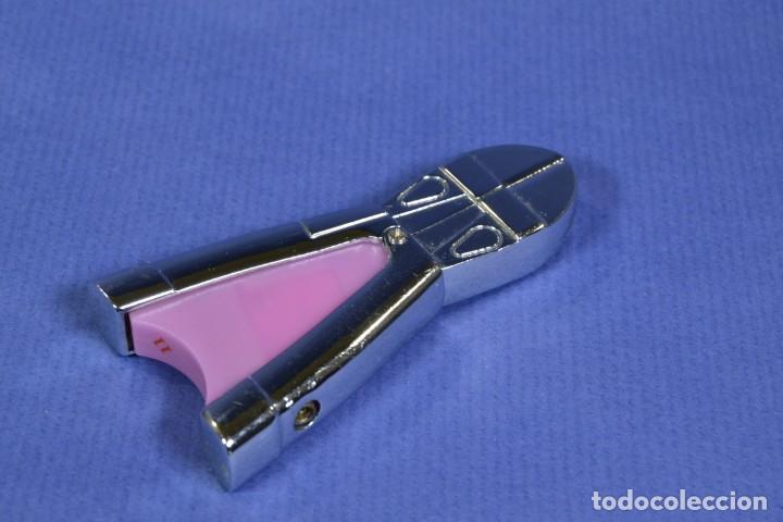 Mecheros: Mechero con forma de herramienta: cizalla rosa - Foto 2