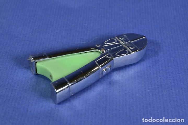 Mecheros: Mechero con forma de herramienta: cizalla verde - Foto 3