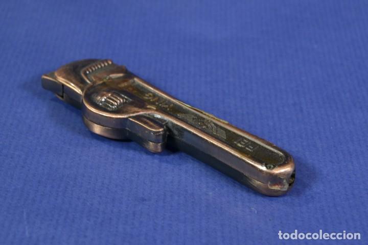 Mecheros: Mechero con forma de herramienta: llave grifa - Foto 2